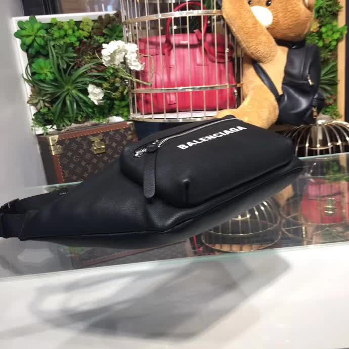 BALENCIAG巴黎世家 櫃同步更新 小牛皮 斜挎胸包腰包 簡約兩用包  BL1274